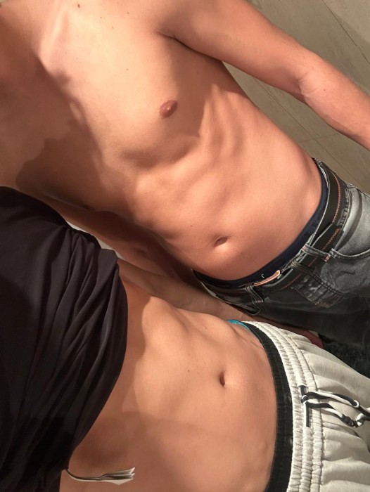 Fotos de Gemelos latinos listo para unirse al divertimiento, Parejas