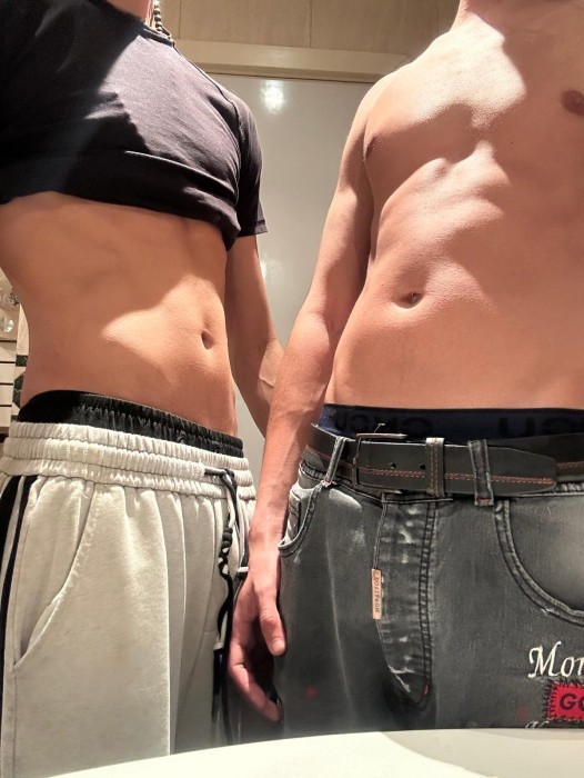 Fotos de Gemelos latinos listo para unirse al divertimiento, Parejas
