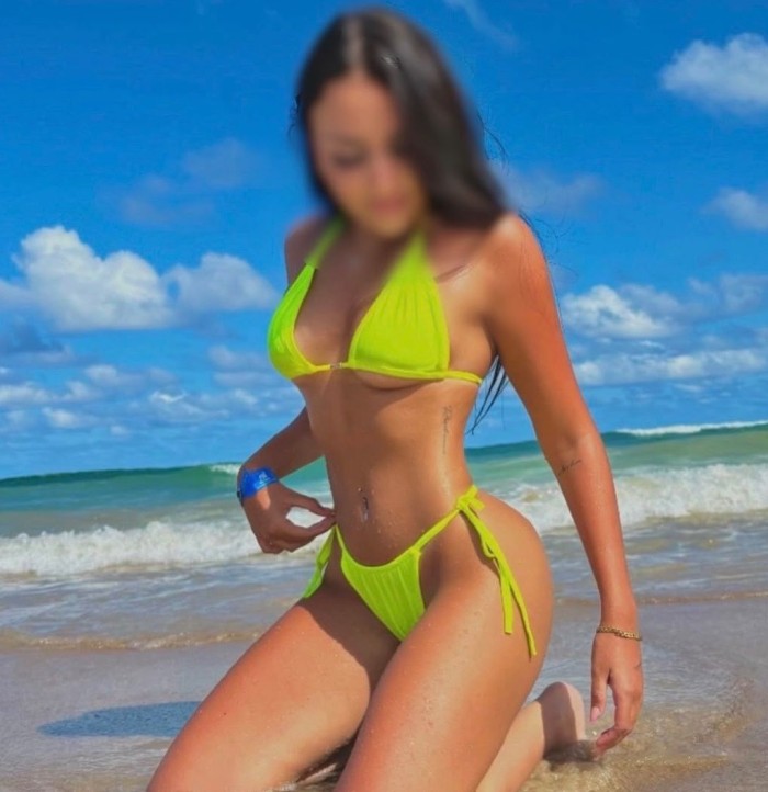 Atención 24/7Deliciosa jovencita implicada deseosa de placer
