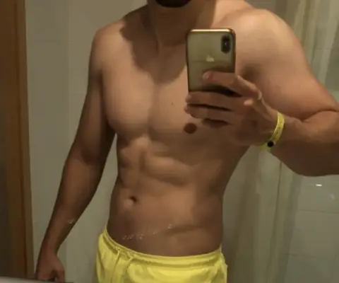 Chico guapo para hacerte sentir especial 