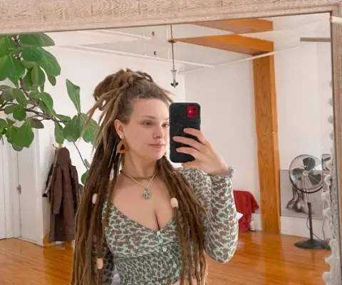Sufia, 24 años, rubia con rastas y encantadora 