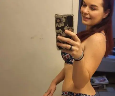 Chica sexy disponible para fetiches adultos.