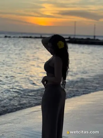 Latina de lujo explosiva y juguetona, Escort en Burgos