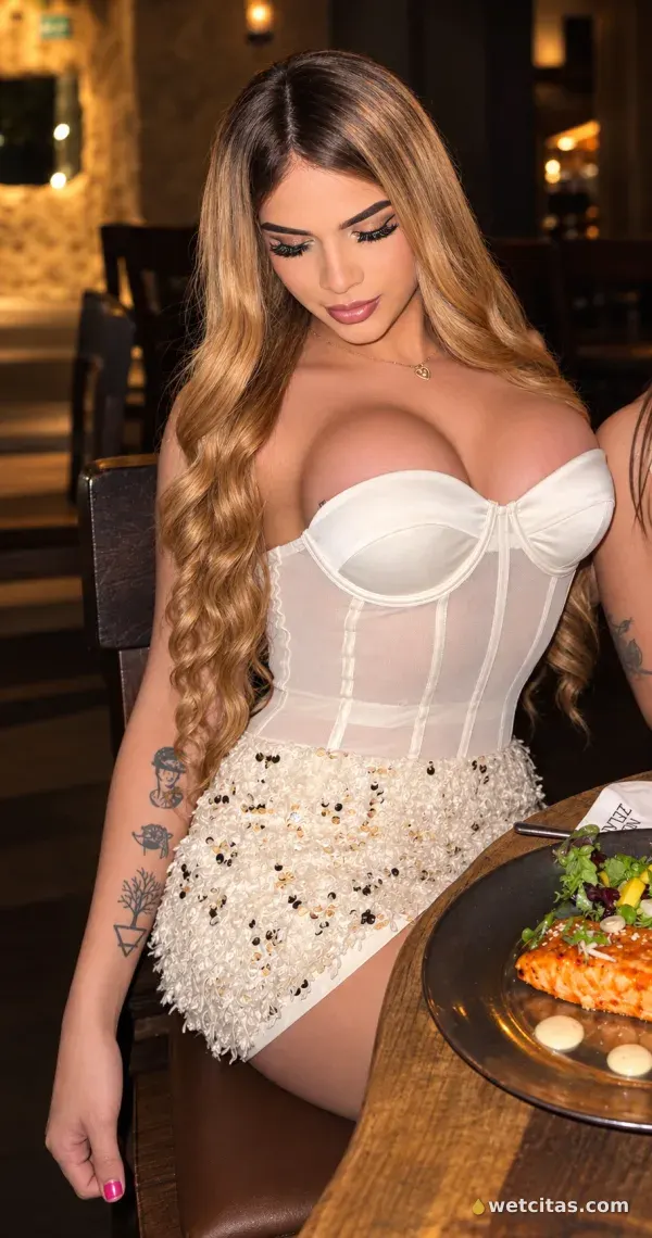 Activa dominante fiestera Onlyfans https://onlyfans.com/alejasaenz1, chica trans colombiana en vitoria-gasteiz – foto 7 de 9